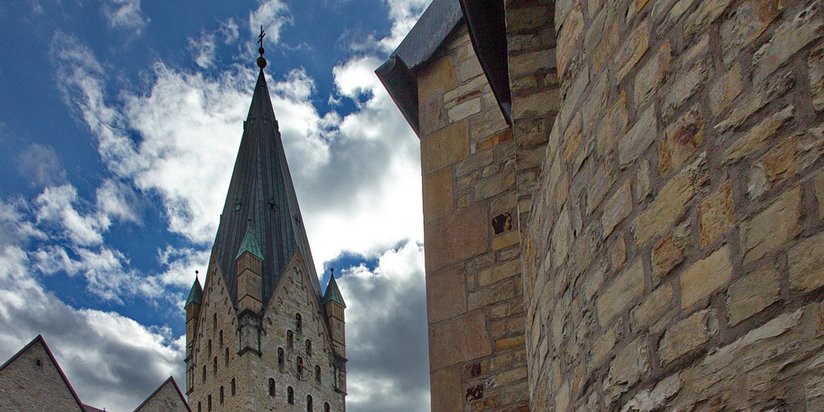 Historische Mauern und ein Kirchturm.