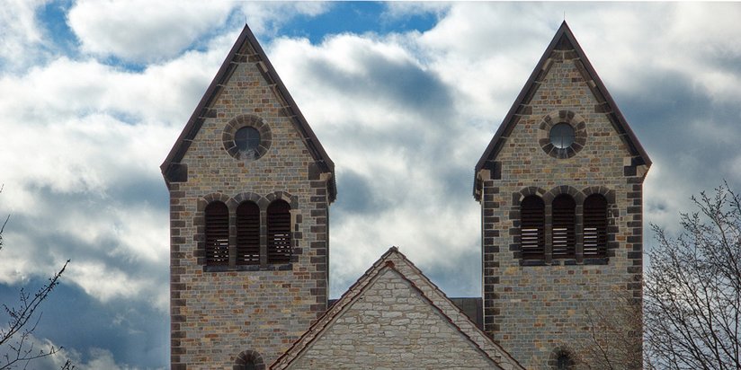 Doppelturm einer Kirche.