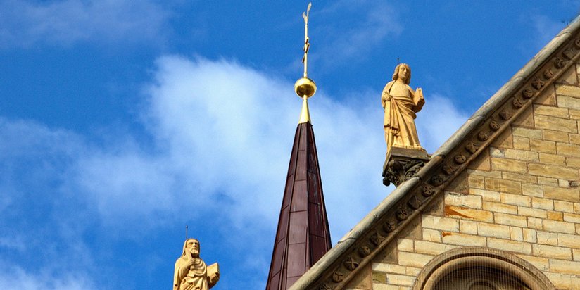 Heiligenfiguren auf einem Dach.