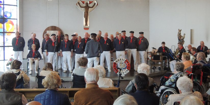 Auftritt eines Shanty-Chores in einer Kirche.