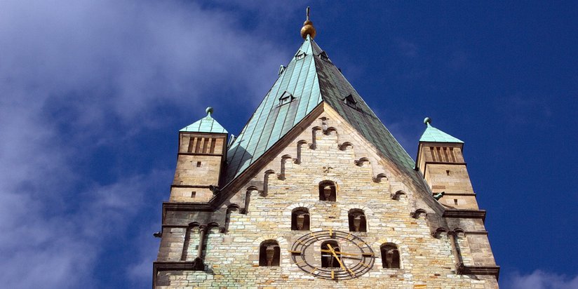 Der Turmgiebel einer Kirche.