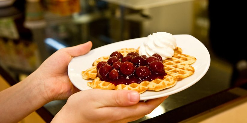 Waffel mit Kirschen und Sahne.